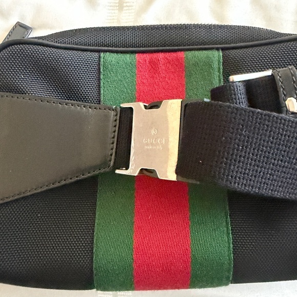 Gucci Black Belt Bag with Signature Stripe - Picture 5 of 7
